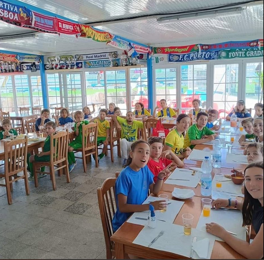 Children having lunch together